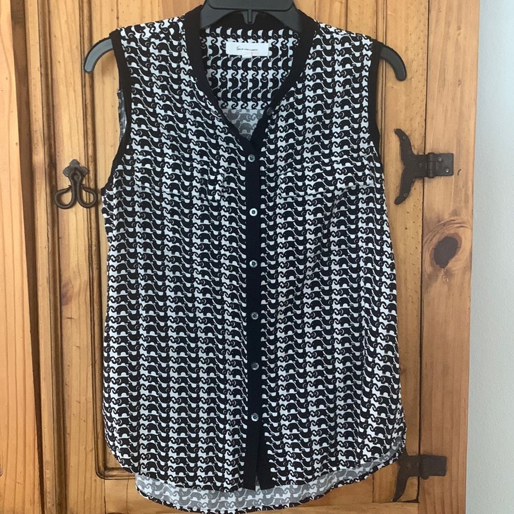 Sleeveless Black & White Button-Front Printed Top